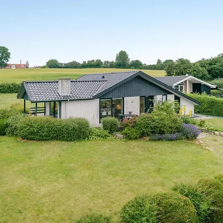 Four-bedroom In Dom wakacyjny Fåborg