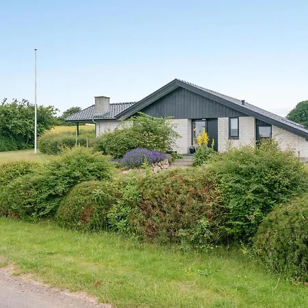 Four-bedroom In Dom wakacyjny