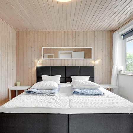 Dom wakacyjny Four-bedroom In Fåborg